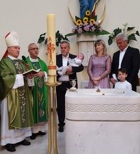 Biskup Pozaić krstio Jakova, osmo dijete u obitelji Mate i Željke Jeličić